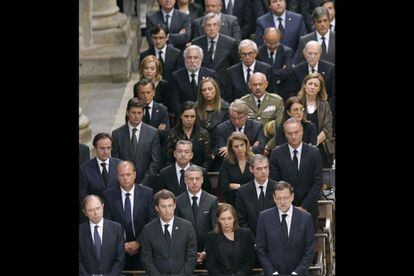 La zona de autoridades durante el funeral. En la primera fila, de izda a dcha, P&iacute;o Garc&iacute;a Escudero, Alberto N&uacute;&ntilde;ez Feij&oacute;o, Elvira Fern&aacute;ndez y el presidente del gobierno, Mariano Rajoy. 
