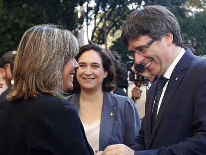 N&uacute;ria Mar&iacute;n y Ada Colau, junto a Carles Puigdemont.