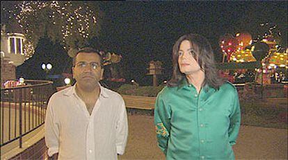 Michael Jackson (a la derecha), junto al reportero Martin Bashir.
