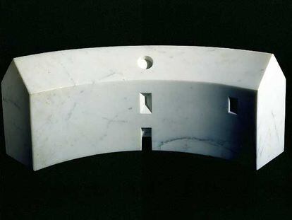 <i>La casa curva</i> (1983), escultura en mármol de Louise Bourgeois.