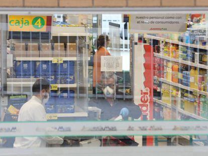 Un cajero de un supermercado, en Madrid, el día 23.