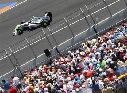 El público observa el paso del campeón de la prueba, el piloto brasileño Rubens Barrichello.