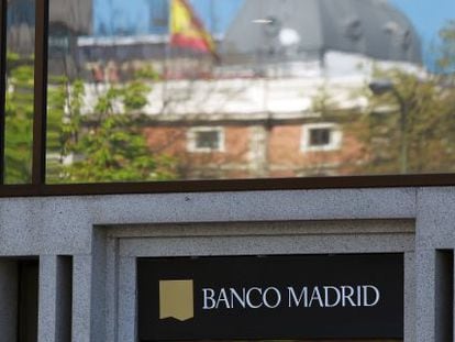 Detalle de la fachada de la sede de Banco Madrid.