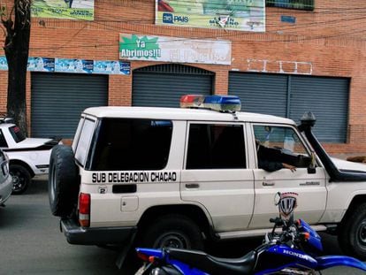 Un coche de policía, este sábado frente a la fachada del club Los Cotorros, donde han muerto 17 personas por la explosión de una bomba lacrimógena.