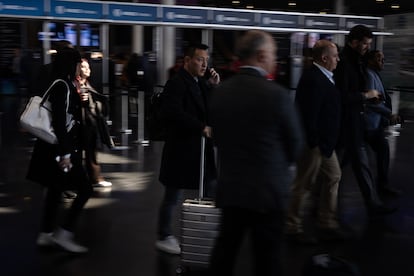Congresistas durante la tercera jornada del MWC, algunos con la maleta ya cierran su participación en el congreso.