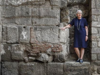 Assumpció Puig, a la façana de la catedral de Barcelona, creu que la bona arquitectura és la que busca el benestar.