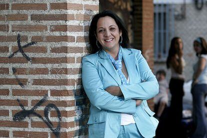 Pilar Heredia, junto a su casa de Getafe en una imagen de 2006.