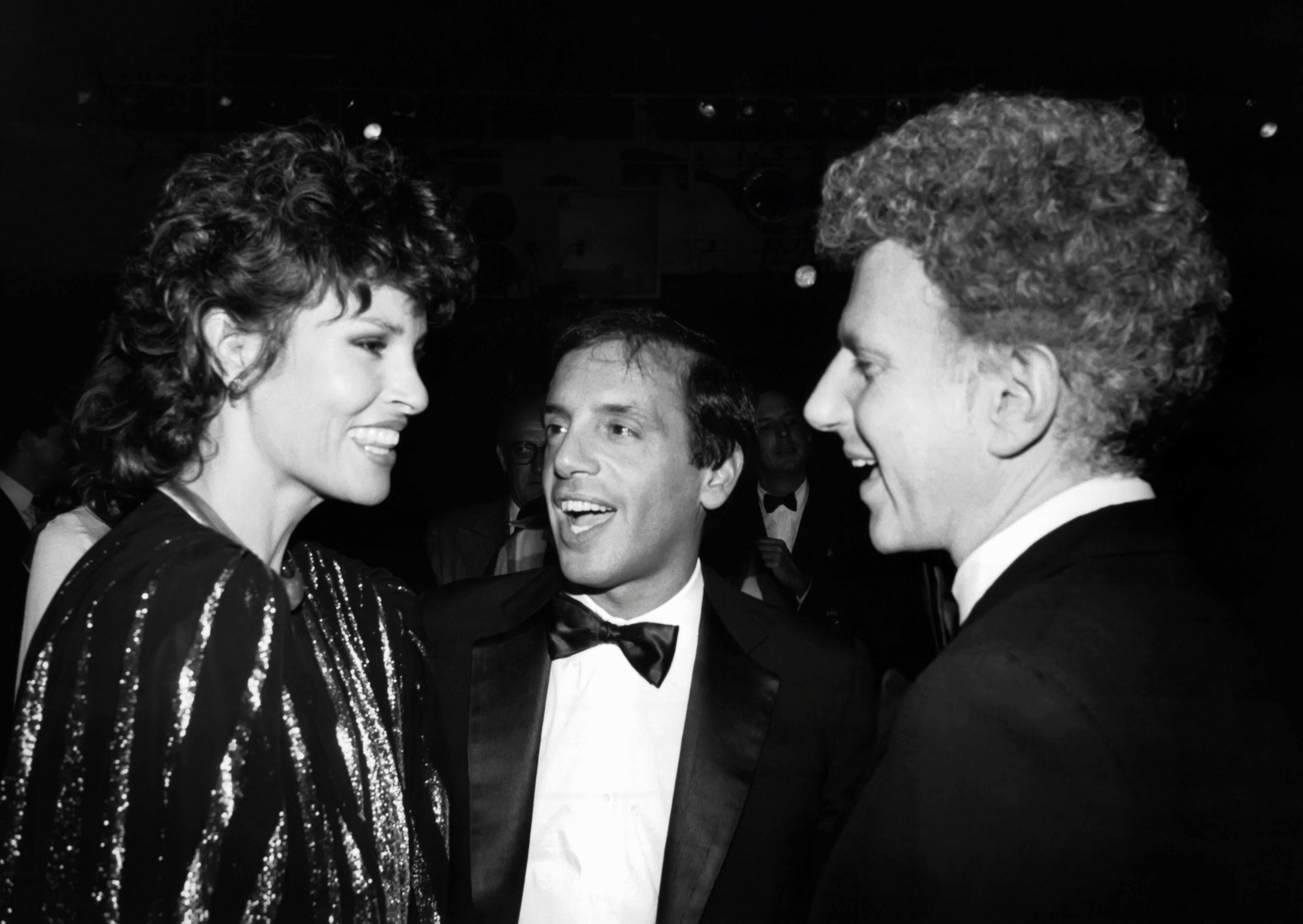 De izquierda a derecha, la actriz Raquel Welch, el empresario Steve Rubell y Mark Fleischman, en Studio 54 en el año 1981.