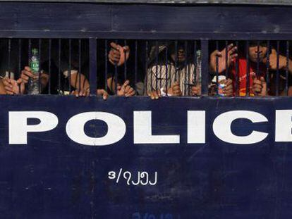 Un grupo de estudiantes detenidos por la policía durante una protesta en Birmania.