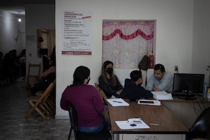 Reunión de un menor y su familia con un agentes de la Fiscalía Estatal, en Bochil.