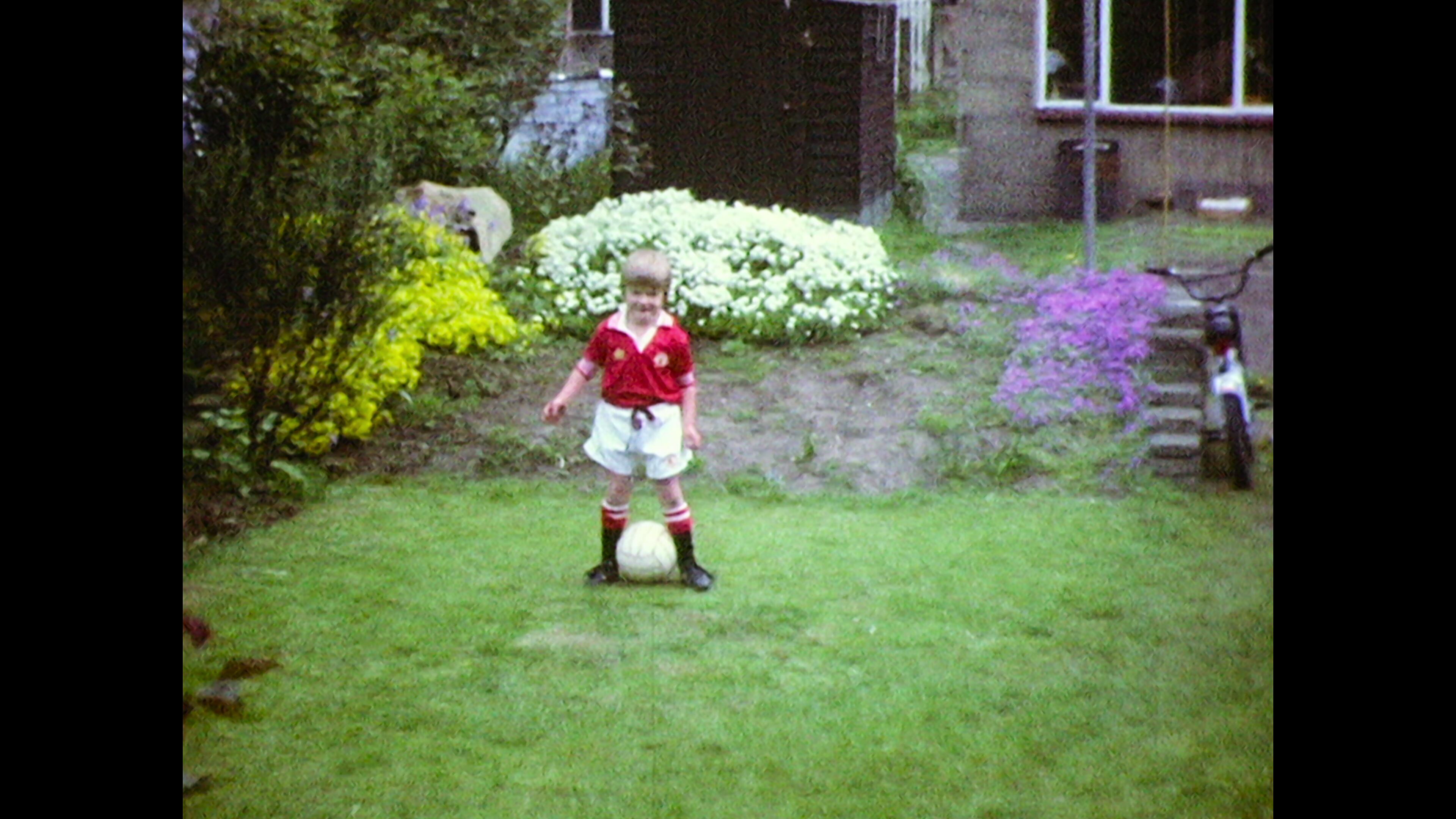 David Beckham, con la equipación del Manchester United, en una de las imágenes del álbum familiar que se muestran en su serie documental.