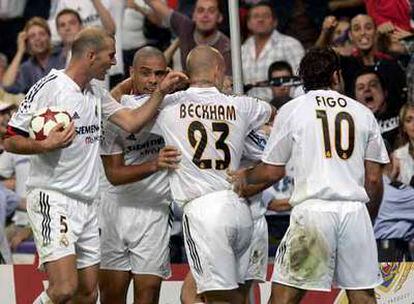 Zidane, Ronaldo, Beckham y Figo celebran un gol al Roma, en 2004, en la Liga de Campeones.