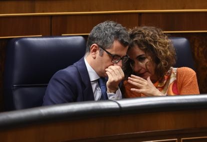 El ministro de la Presidencia, Félix Bolaños y la ministra de Hacienda, María Jesús Montero, en el Congreso el 13 de octubre de 2022.