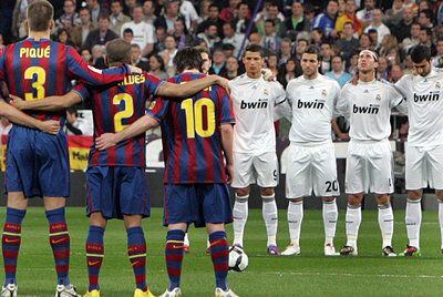 Piqué, Alves y Messi, de espaldas, frente a Cristiano Ronaldo, Higuaín, Sergio Ramos y Albiol.