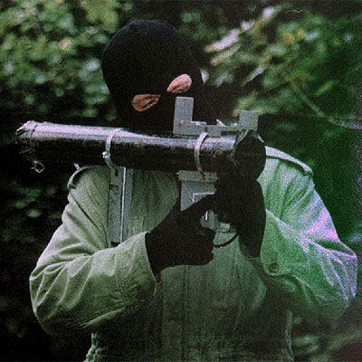 Un miembro enmascarado del IRA en una imagen de 1999.