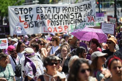 Miembros de colectivos feministas reclaman la abolición de la prostitución en una manifestación, el pasado 28 de mayo en Madrid.