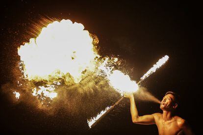 Un artista realiza un acto con fuego en la isla de Langkawi, Malasia.