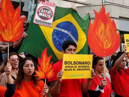 Manifestación frente a la embajada de Brasil en Santiago de Chile para pedir a Bolsonaro la protección de la Amazonía.