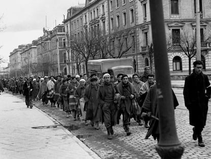 Decenas de prisioneros republicanos son conducidos a un campo de concentración en Madrid en marzo de 1939.