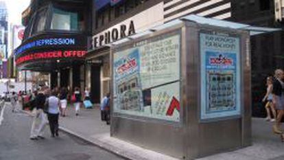 Puesto de venta de prensa de Cemusa en Nueva York.