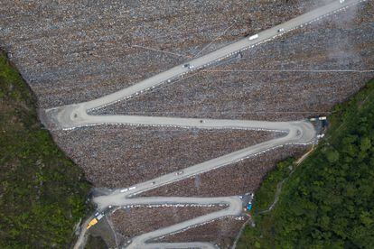 Vista aérea de autos en la carretera de la presa Ituango en Antioquia (Colombia) en junio de 2019.