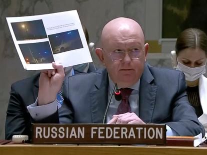 El embajador de Rusia en la ONU, Vasili Nebenzia, muestra fotos en la reunión del Consejo de Seguridad, este viernes en Nueva York.