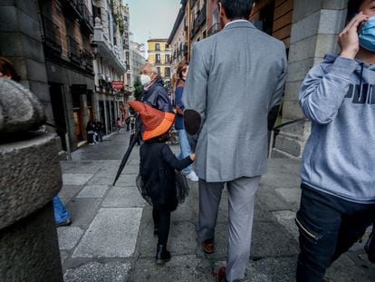 Una niña disfrazada de bruja por Halloween, el pasado 31 de octubre en Madrid.