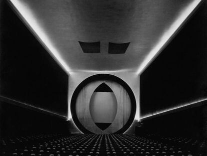 Sala del Film Guild Cinema mostrando la “screen–o–scope". Nueva York, 1929