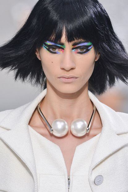 Chanel apostó por los collares de perlas en diferentes versiones para esta primavera-verano.