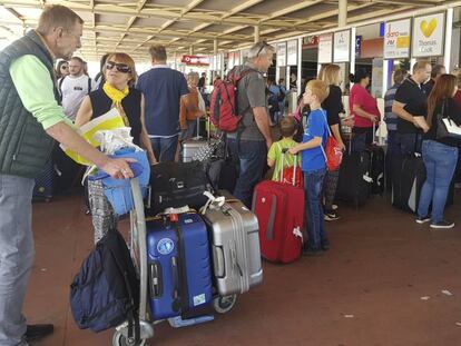 Pasajeros británicos de la compañía Thomas Cook hacen cola en el aeropuerto de Antalya, en Turquía, tras el colapso de la compañía.