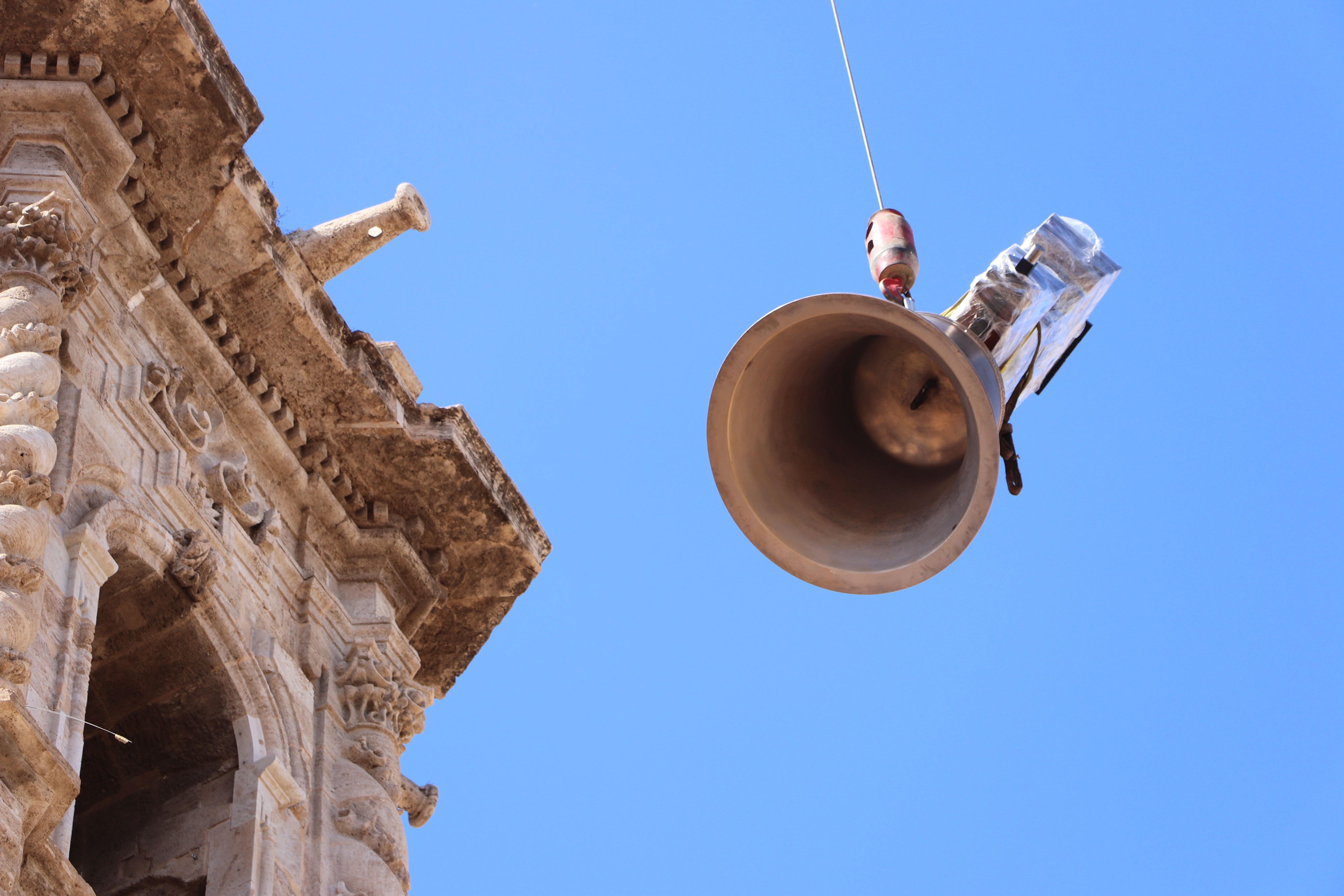 Momento anterior a la introducción de la campana en la torre de Santa Catalina.  