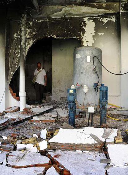 El cuarto de contadores, donde el detenido dejó una bombona y garrafas de gasolina.