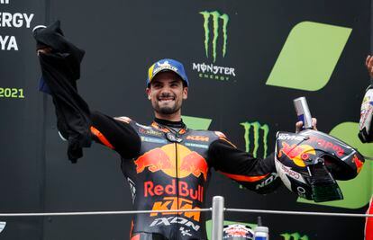 El piloto de MotoGP Miguel Oliveira celebra el podio tras ganar el GP de Montmeló 2021.