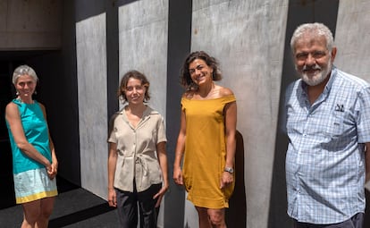 De izquierda a derecha, María Cristina Marinescu, investigadora del BSC y coordinadora del proyecto 'Saint Goerge on a bike', las voluntarias, Júlia Pérez y Giulia Sonetti, y, Joaquim Moré, investigador del BSC y experto en lingüística computacional, posan en el supercomputador MareNostrum.