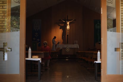 Un sacerdote, momentos antes de oficiar misa en la Parroquia de Nuestra Señora de la Misericordia, en el distrito de Puente de Vallecas, Madrid.