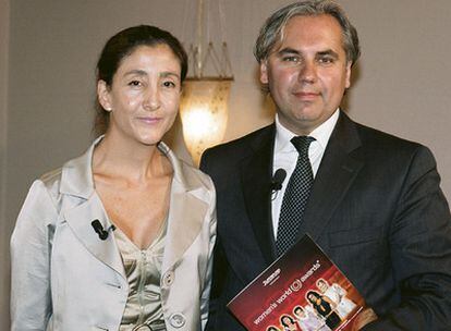 Ingrid Betancourt posa junto a Georg Kindel, presidente de los premios "Women's World Award"