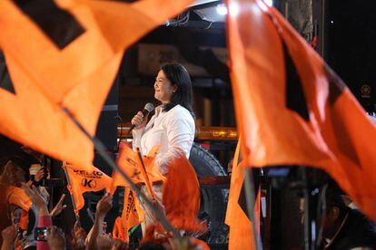 Keiko Fujimori habla a sus seguidores en Lima.