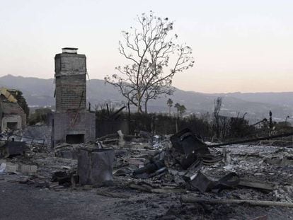 Casas destruidas por el fuego en Malibú, con las montañas de Santa Mónica al fondo. En vídeo, los incendios de California se ceban con las mansiones de los famosos.