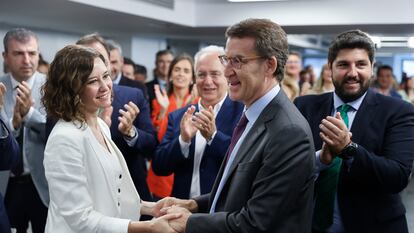 La presidenta de la Comunidad de Madrid, Isabel Díaz Ayuso saluda al presidente del Partido Popular, Alberto Núñez Feijóo, durante la Junta Directiva Nacional del PP en Madrid, el pasado junio.