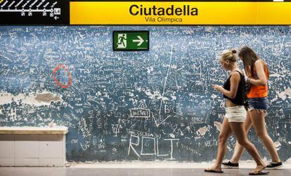 Anden de la estaci&oacute;n de metro Ciutadella-Vila Ol&iacute;mpica.