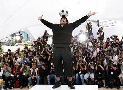 El futbolista Diego Armando Maradona, durante la sesión fotográfica de ayer en Cannes.