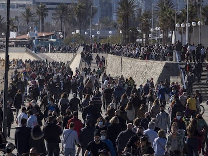 El bon temps ha omplert la platja de Barcelona.