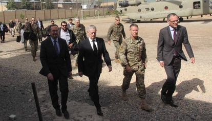 Jim Mattis, el segundo por la izquierda, llega este viernes a Kabul.
