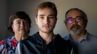Dani Río con sus padres, Carlos y Paz, en su piso de Palma de Mallorca.