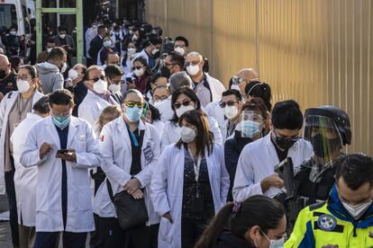 Personal médico espera para ingresar al Hospital General de México, en diciembre de 2020.