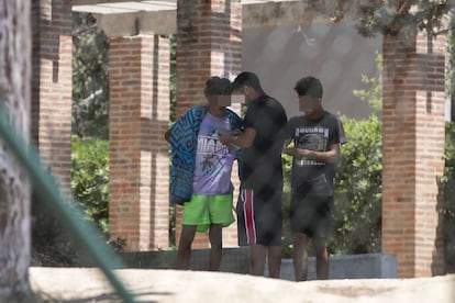 Un grupo de menores inmigrantes en un albergue de Barcelona.