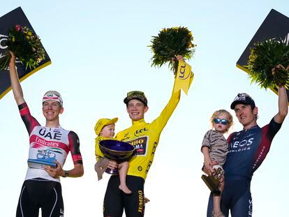Jonas Vingegaard celebra su victoria en el Tour de Francia junto a Tadej Pogacar, a la izquierda, y Geraint Thomas, a la derecha, este domingo en los Campos Elíseos.