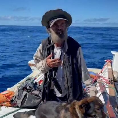 El australiano Timothy Shaddock el lunes, al ser rescatado por un barco atunero en el Pacífico mexicano.
