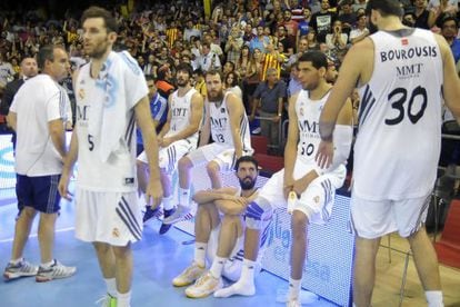 Los jugadores del Madrid, tras la derrota
