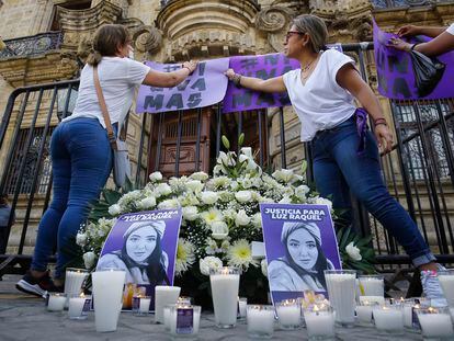 Mujeres protestan contra el feminicidio de Luz Raquel Padilla, frente al Palacio de Gobierno de Jalisco, en Guadalajara (México), el 23 de julio de 2022.